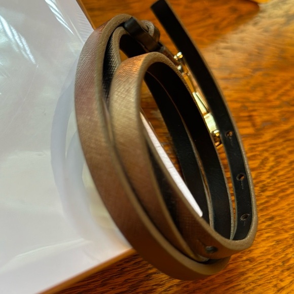 Tory Burch skinny belt. Silver bow buckle. Excellent used condition. Size XXS. - Picture 2 of 7